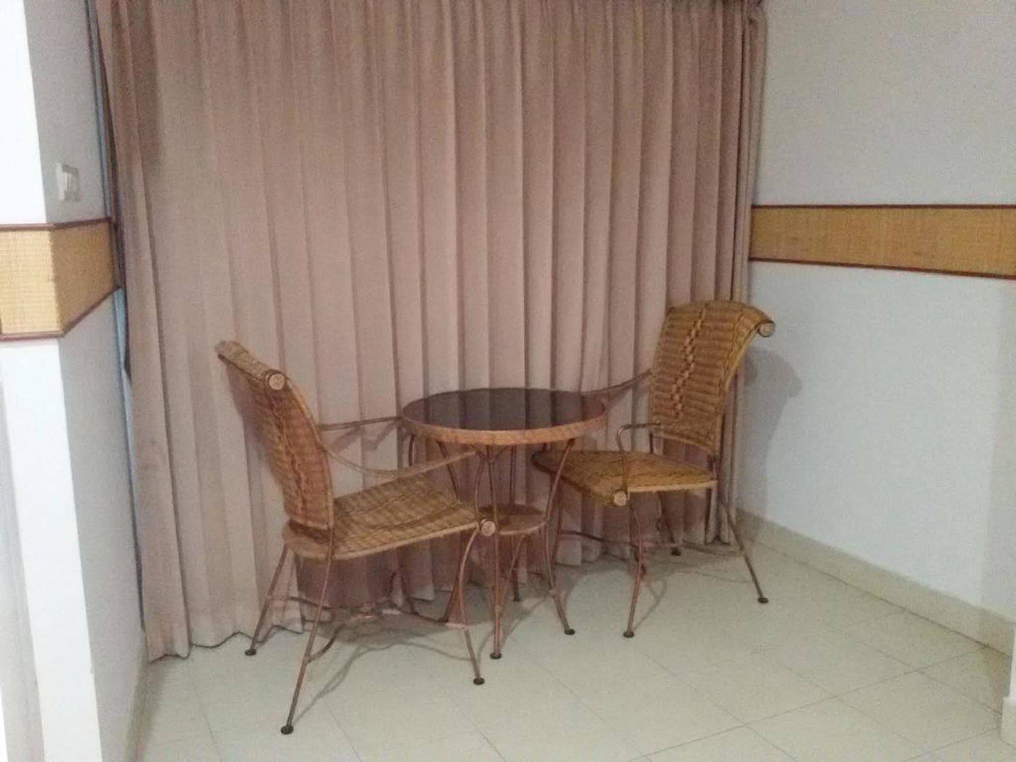 Rattakit Mansion Aparthotel Pattaya Bagian luar foto